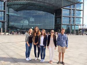 Die Schülermanager vor dem Hauptbahnhof in Berlin